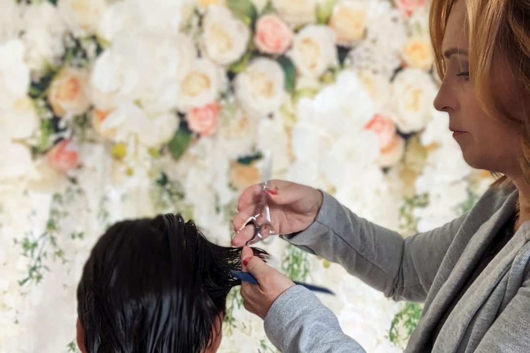 Haarwerk Fuchs in Dübendorf - Anita Fuchs beim Haareschneiden - Querformat